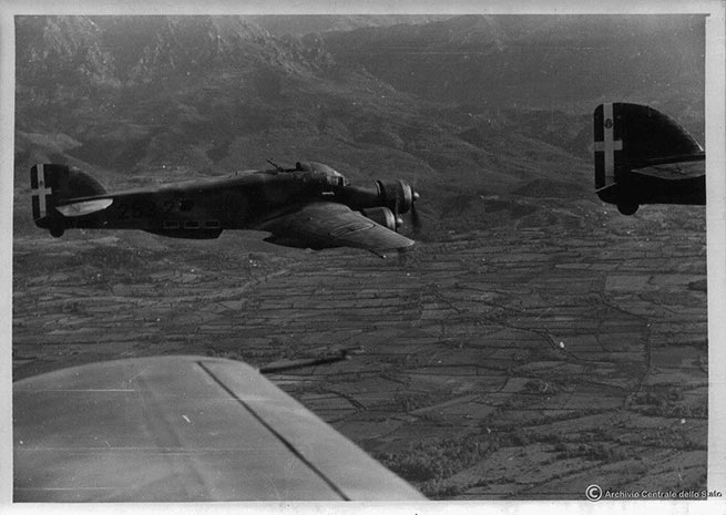 Бомбардировщики Savoia-Marchetti SM.79 из состава 253-й эскадрильи 104-й отдельной бомбардировочной группы над Грецией.