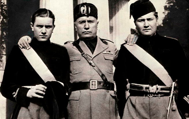 Б. Муссолини со своими сыновьями Бруно и Витторио.