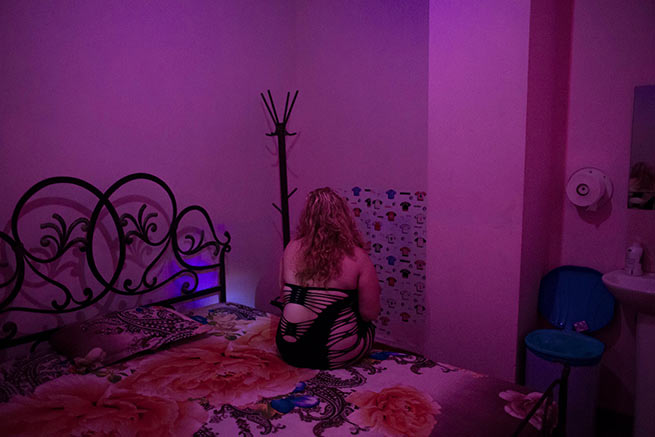 Моника, албанская проститутка в борделе в центре Афин, где бизнес в упадке. «У них нет денег, - сказала она своим клиентам. «У них не было денег в течение последних семи лет». Фото Ирини Вурлуумис для The New York Times