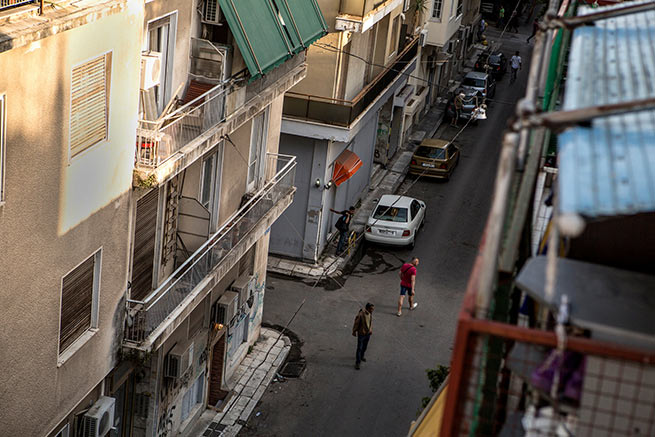 Мужчины путешествуют по улице Филис в Афинах, которая славится своими публичными домами, где они работали большую часть прошлого века. Фото Ирини Вурлуумис для The New York Times