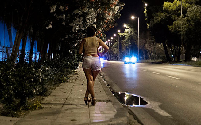 Проститутка на проспекте Посейдонос в Глифаде, южном пригороде Афин.  Фото Ирини Вурлуумис для The New York Times