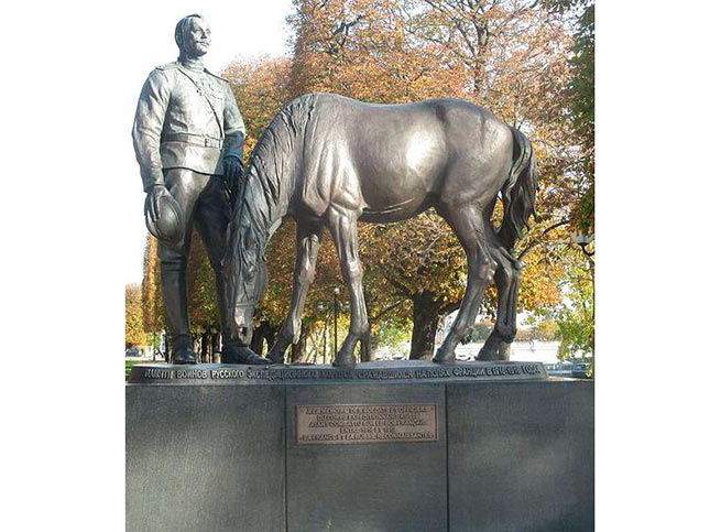 Памятник русским воинам в Париже.