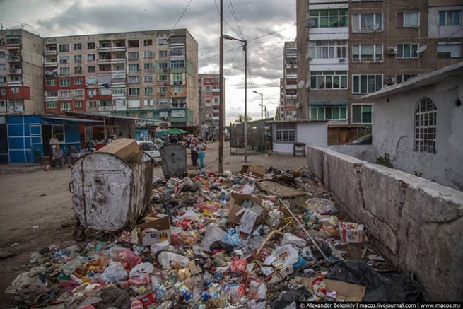 Груды мусора в Столипиново лежат прямо под окнами домов. Фото Александра Беленького