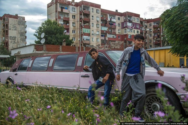 Выбитые окна в домах, грязь на улицах и розовые лимузины – в таких декорациях растут цыганские дети