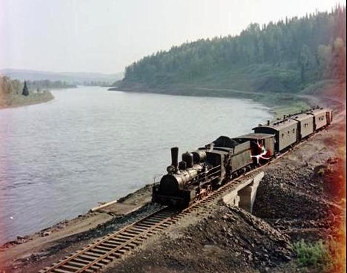 Пробный поезд проходит по готовому участку пути ж/д магистрали Сталинск - Абакан