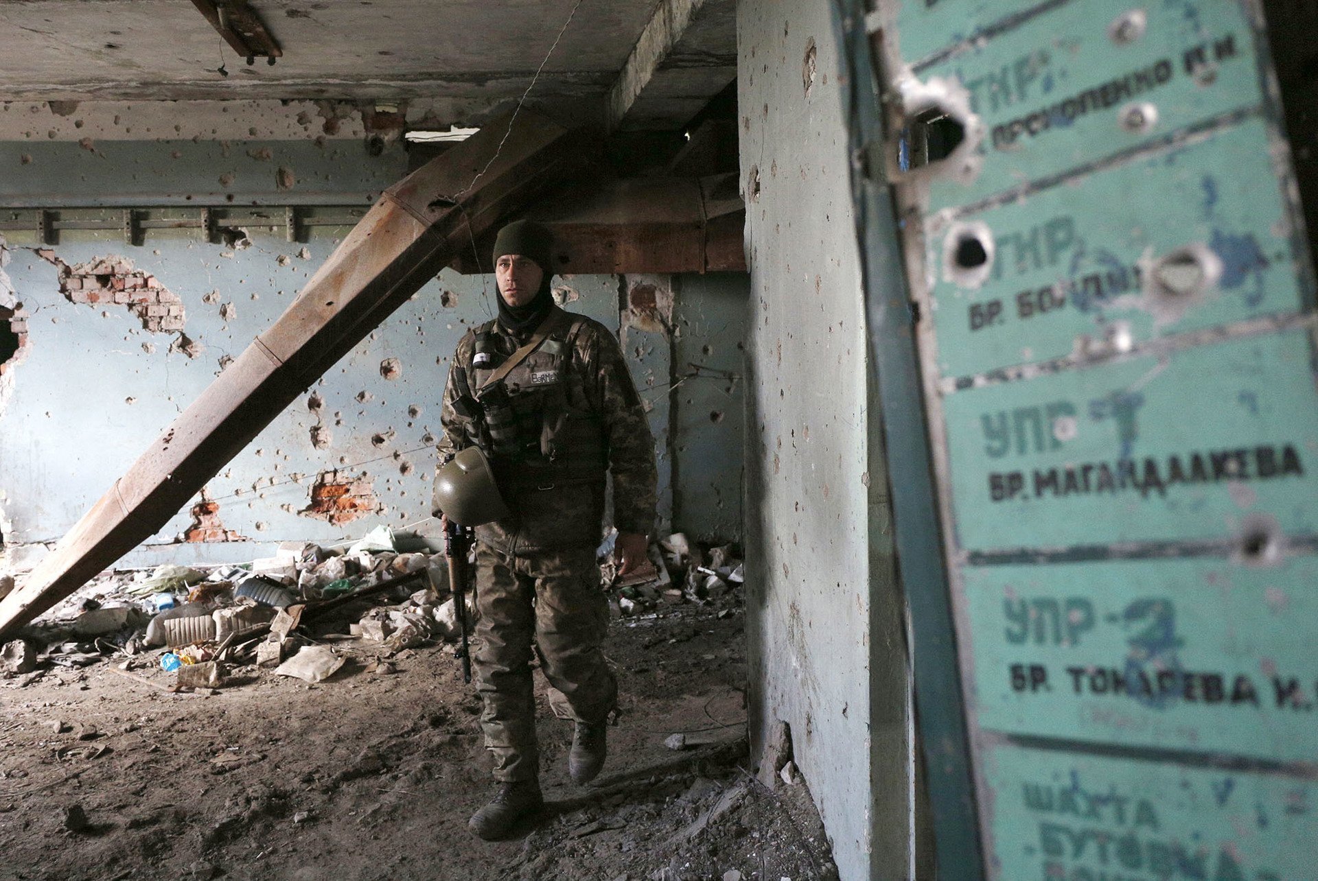 По последним данным генштаба, на востоке Украины за время конфликта были убиты 2267 военнослужащих (на фото - украинский военный на территории угольной шахты Бутовка в мае 2017 года) Фото: EPA / VALERI KVIT