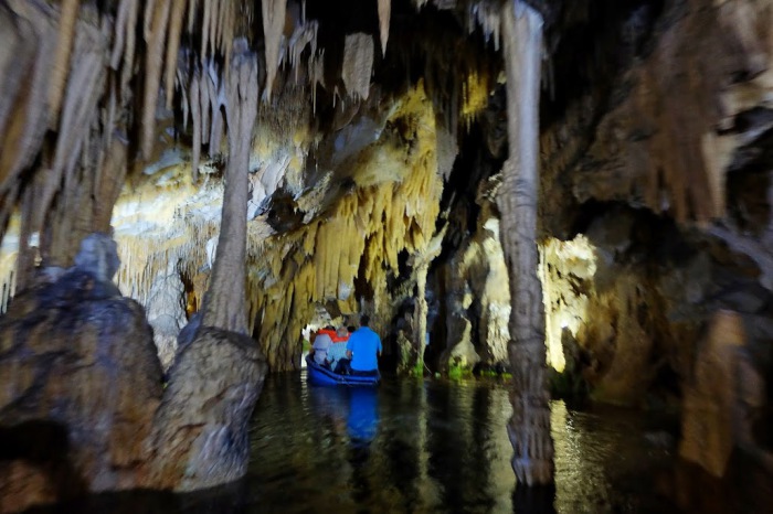 Часть пещеры Алипотрипа открыта для посещений.Через озеро внутри пещеры теперь возят не души умерших, а туристов, приехавших на экскурсию. 