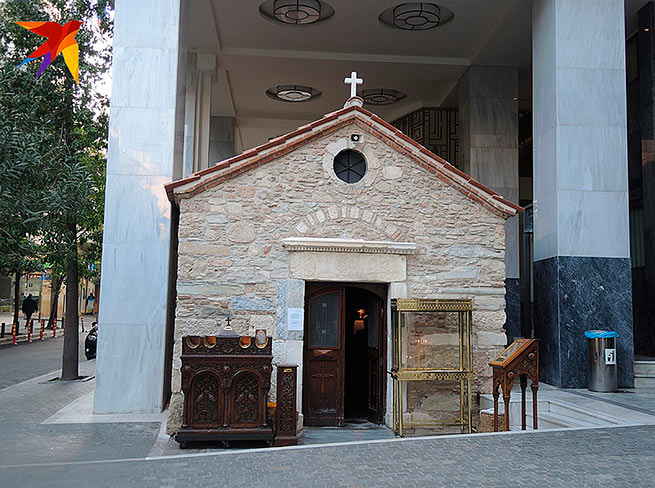 Греческие церкви обычно маленькие и уютныe