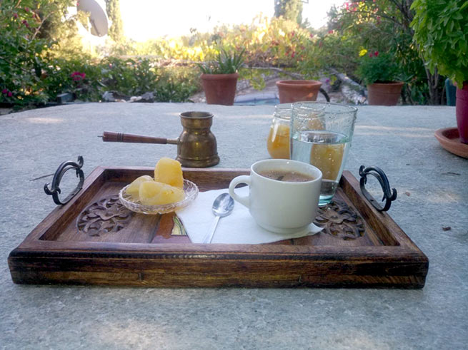 Традиционное угощение в греческом доме: кофе, домашнее варенье из бергамота, стакан воды Фото: из личного архива