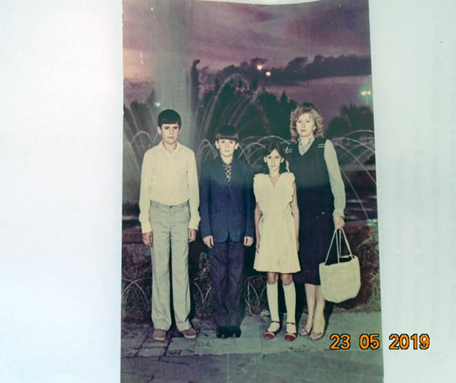 Дети и жена Панаета: Александр, Евгений, Елена и Виктория, Батуми, 1983 г.