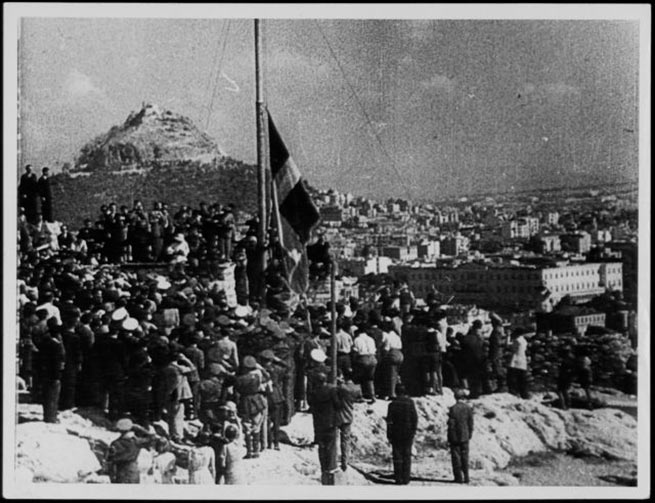 Поднятие греческого  флага на Акрополе 12 октября 1944 года