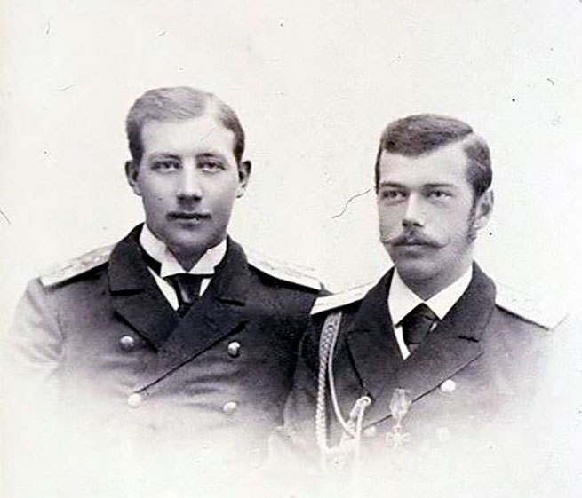 Принц Георг ( слева) и спасенный им Николай II