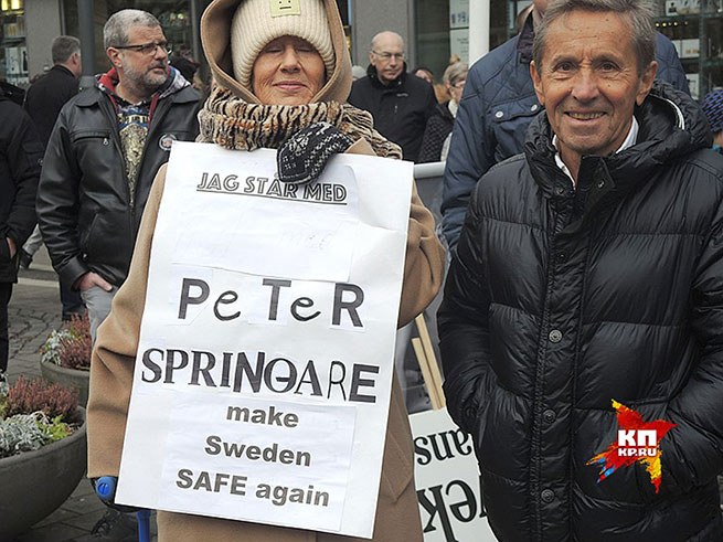 Демонстрация против массовой миграции в городке Теллеборг. На плакате: "Сделаем Швецию снова безопасной" Фото: Дарья АСЛАМОВА