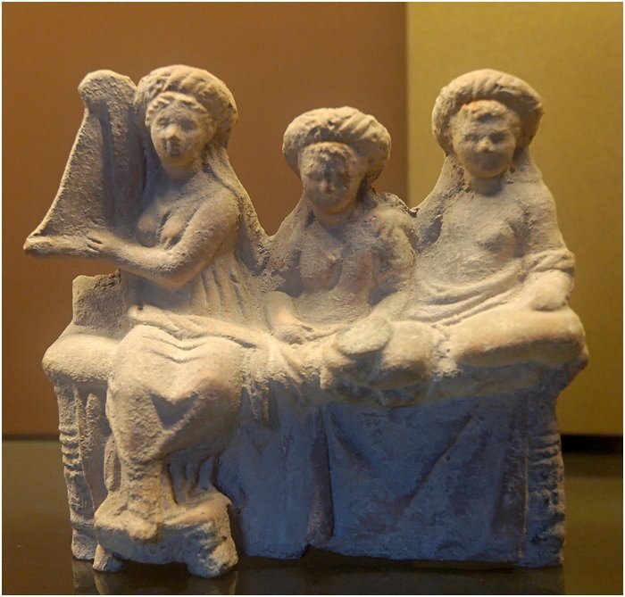 Гетеры на банкете, сидя на скамейке. Терракотовые фигурки из Мерины, 25 г. до н.э. Лувр