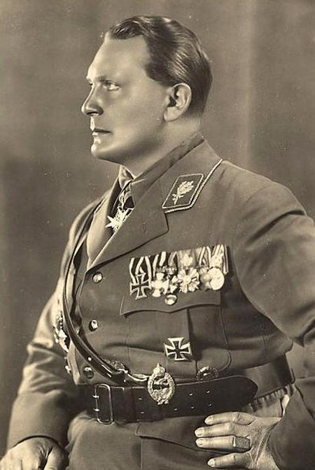 Герман Вильгельм Геринг (1893–1946) – президент Рейхстага (30 августа 1932 – 23 апреля 1945), «второй человек» после Гитлера, а согласно декрету от 29 июня 1941 года он официально являлся «преемником фюрера».