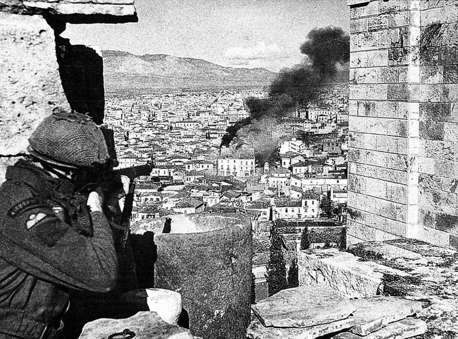 Британский солдат обстреливает город с Акрополя