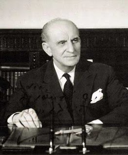 Георгиос Папандреу (1888 - 1968). Возглавлял три кабинета правительства Греции: 18 октября 1944 - 3 января 1945; 8 ноября 1963 –  30 декабря 1963 и 18 февраля 1964 - 15 июля 1965.