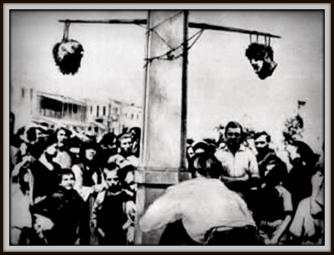 Отрубленные монархистами головы Ариса Велухиотиса и его адъютанта Дзавеласа выставленные на площади города Трикала