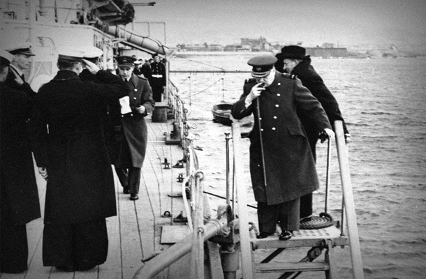 Черчилль высаживается на берег для участия в конференции
