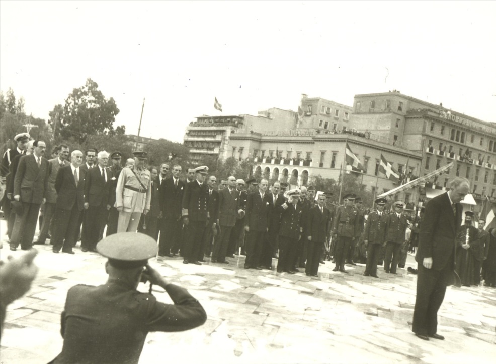 Премьер-министр Греции Папандреу возлагает венок к памятнику неизвестному солдату на площади Синтагма, после освобождения Афин, октябрь 1944 г.