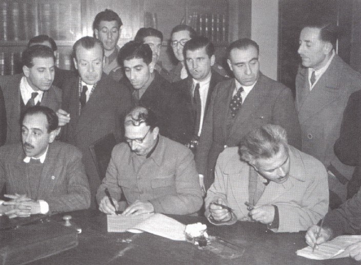 Илиас Циримокос, Йоргис Сиантос, Димитриос Парцалидис подписывают Варкизское соглашение, 12 февраля 1945 г.
