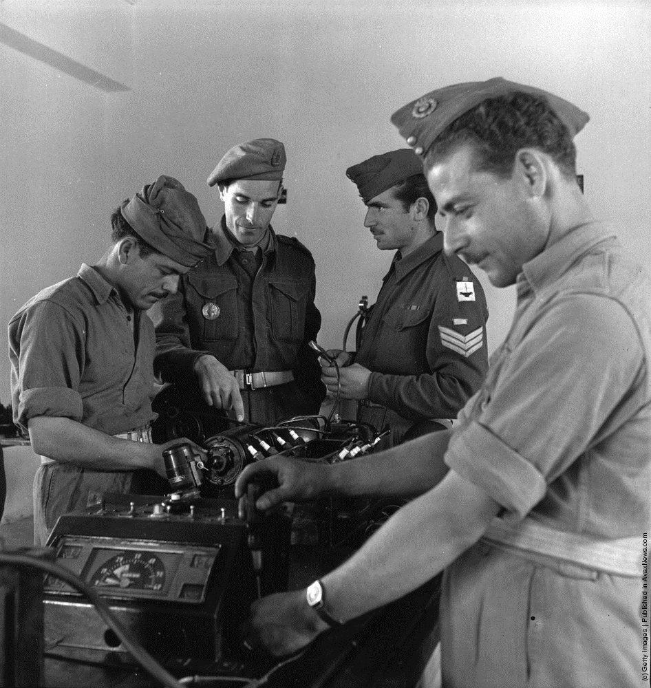 Британский инструктор обучает греков обращению с аппаратурой. 1947 г. Источник