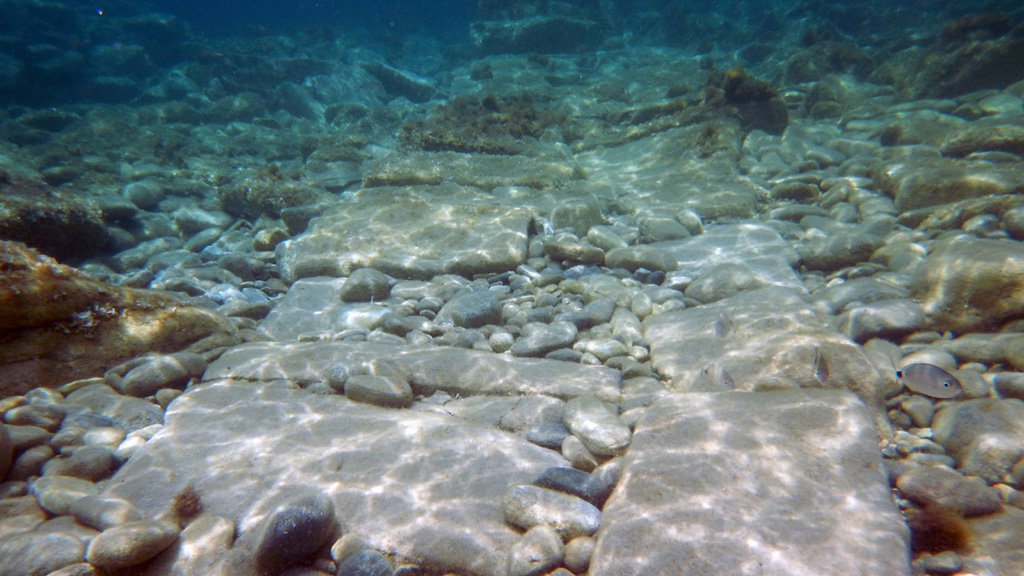 Фундамент сооружения, найденного в бухте Скардана. Фото: Ephorate of Underwater Antiquities