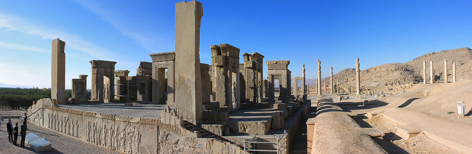 Развалины разрушенного Александром в 330 г. до н.э. дворца царя Дария I в Персеполе