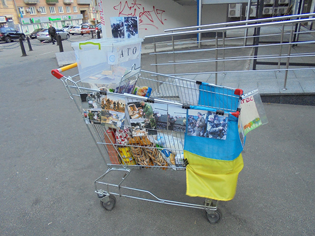 Вот такие тележки можно увидеть сегодня у входа в киевские супермаркеты: все желающие могут положить в них продукты для солдат