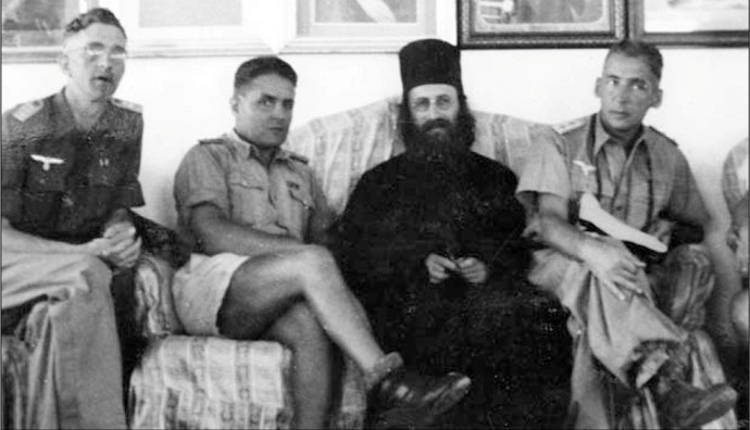 Германские офицеры в зале для приемов в «Царском архондарике». Август- сентябрь 1941 г. Второй справа на фото -- монах Василий Кривошеин