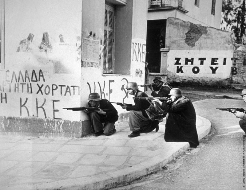 Бойцы ЭЛАС с трофейным немецким обмундированием, Афины 1944 год