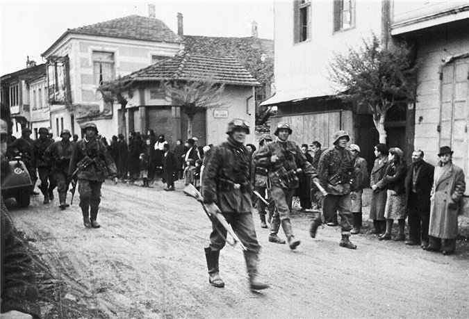 Германские солдаты в греческой деревне, 1941 г.