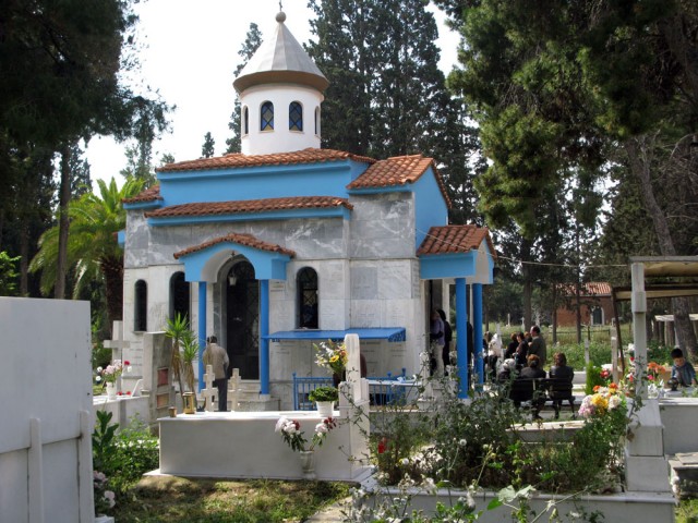 , but in recent years it has been cut in half, while the fence of the temple, so as not to embarrass the parishioners, was eliminated **.  Russian site at the cemetery in Keratsini (Piraeus),