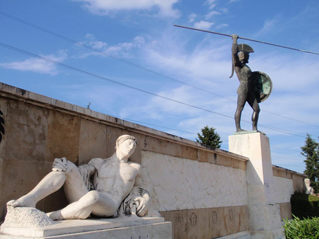 Памятник Леониду I и 300 спартанцам в Фермопилах