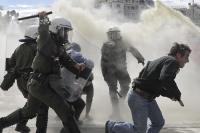 Греческие учителя подрались с полицией