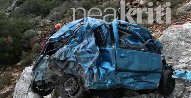 Трое спасены после того, как автомобиль упал со скалы на Крите