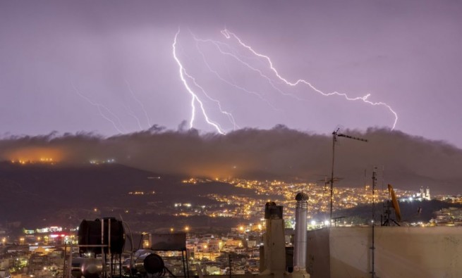 Ливни и шквальный ветер - непогода уже в Греции
