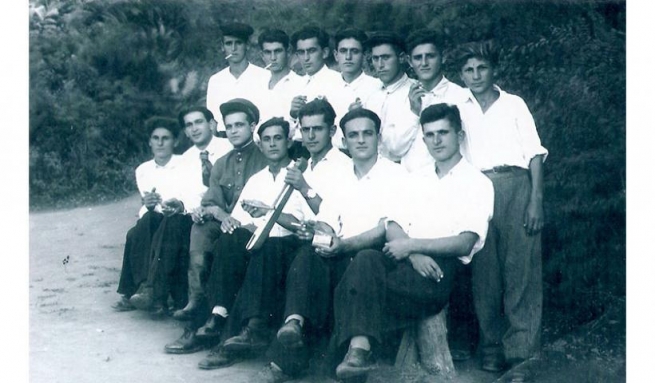 Греки Кубани в 1948 году перед депортацией (в центре лирарис Дмитрий Георгиади (Кёляли) (источник pontos-news.gr)