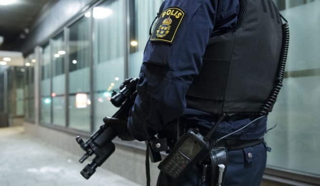 Шведская полиция в Мальмё теперь вооружена автоматами, чтобы  контролировать порядок в городе