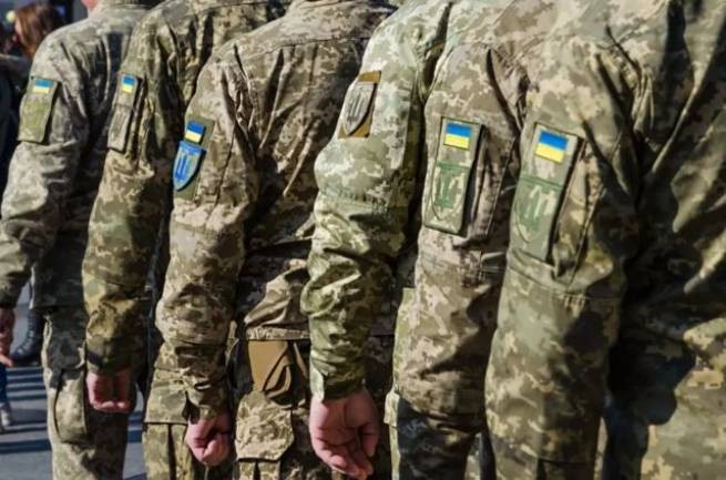 Украина планирует призвать в армию мужчин из-за границы (видео)