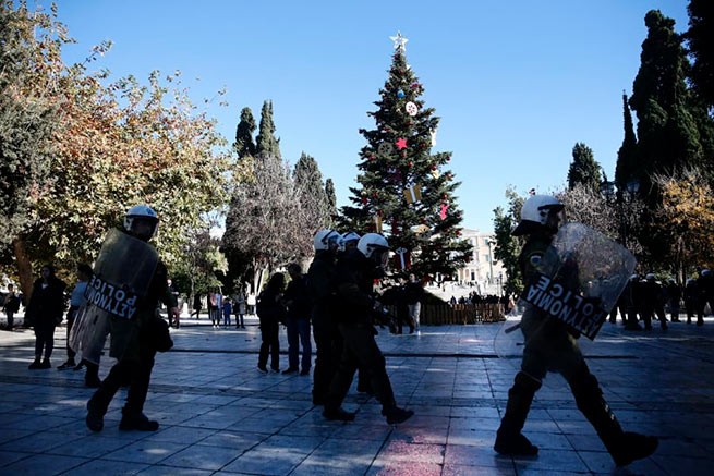 Юбилей Григоропулоса: МАТ снова охраняет елку у Синтагмы