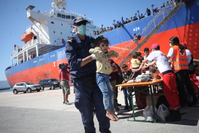 Неподалеку от Санторини обнаружили парусник с 70 беженцами
