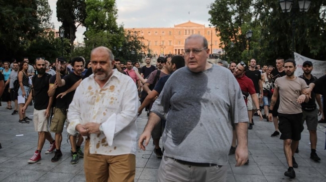 Участники митинга забросали водой и кофе бывших греческих министров