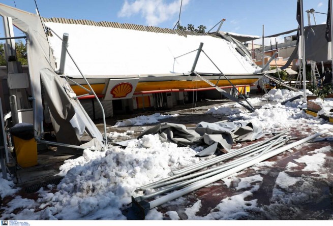 Хайдари: из-за снега обрушилась крыша бензоколонки