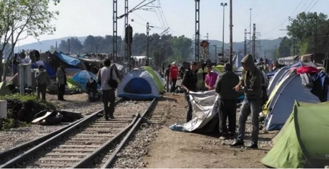 Не намерены сдаваться: в Идомени мигранты-беженцы вернулись на ж/д пути после полицейского разгона