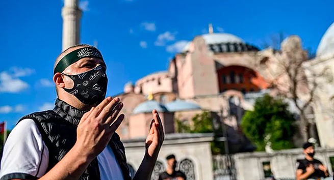 Митинг протеста в Афинах против превращения Святой Софии в мечеть