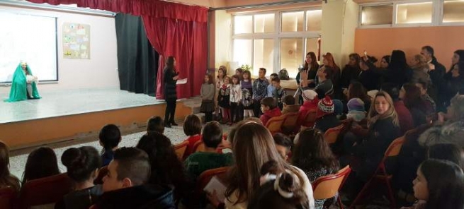 Дети беженцев и греки празднуют Рождество