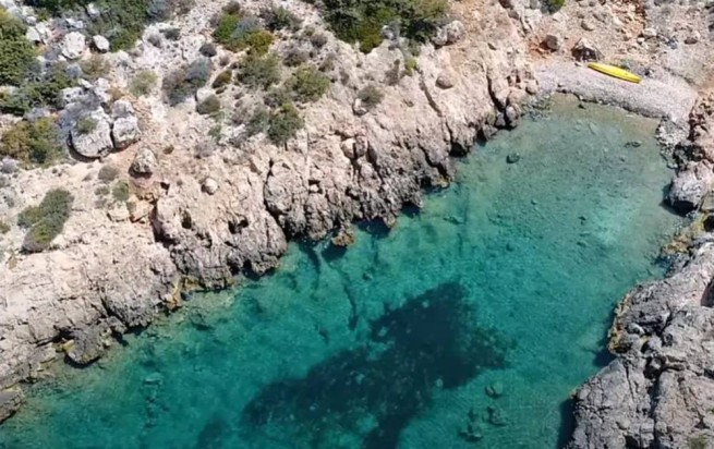 «Фьорд отшельника»: греческое «голубое озеро» приглашает погрузиться в кристально чистые воды