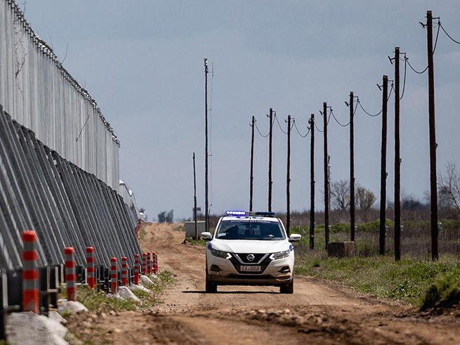 Часть границы между двумя странами перекрыта забором. Но по прежнему остается множество лазеек.