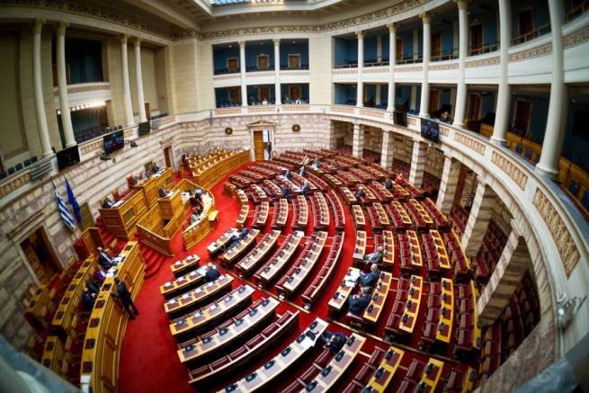 Поправка ΣΥΡΙΖΑ о снижении ΦΠΑ на продукты и топливо обсуждается сегодня в парламенте